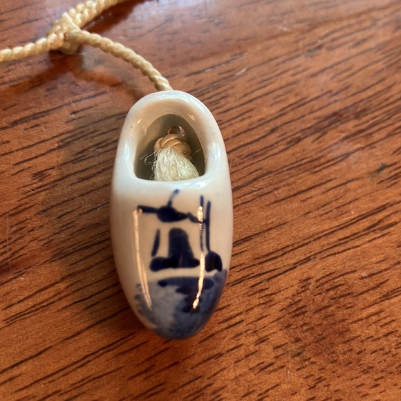 Adorable souvenir tiny hand made ceramic shoes from Holland! - Picture 10 of 12